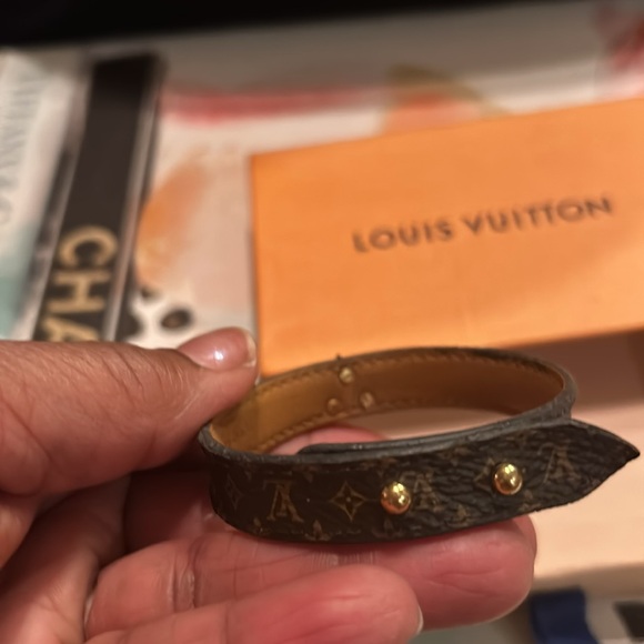 Authentic LV Essential V Bracelet - Picture 3 of 4
